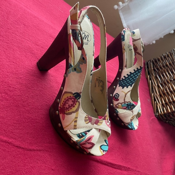 New beautiful wooden heel sandals with studs. - Picture 2 of 5